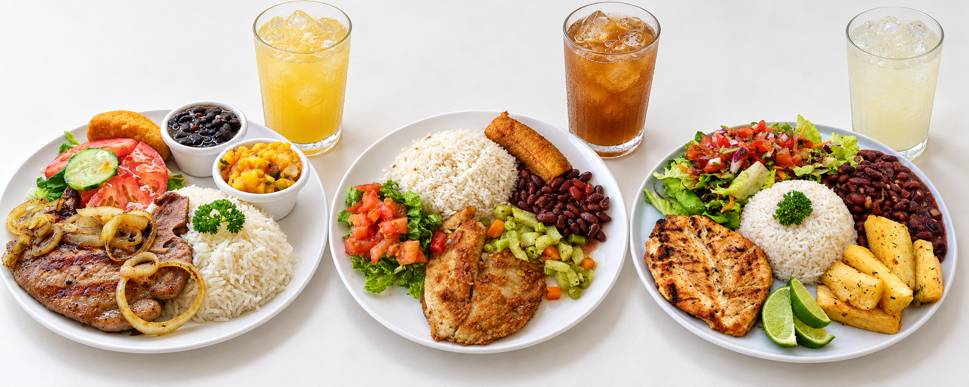 Tres casados con carne encebollada, pescado y pollo, acompañados de frescos naturales con hielo sobre fondo blanco.